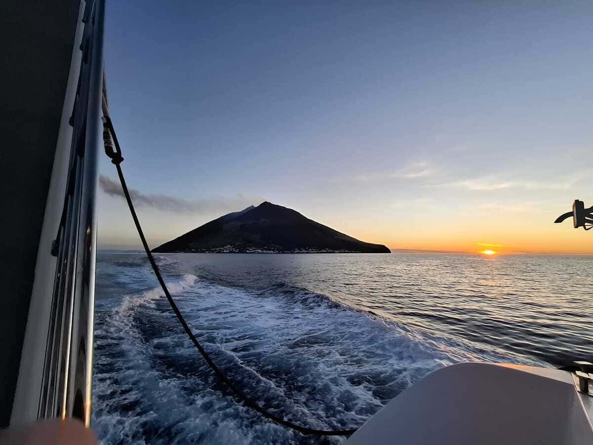 Stromboli by Night tornando da Stromboli al tramonto