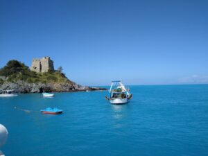 Escursione in barca Isola di Dino e Arcomagno torre scalea