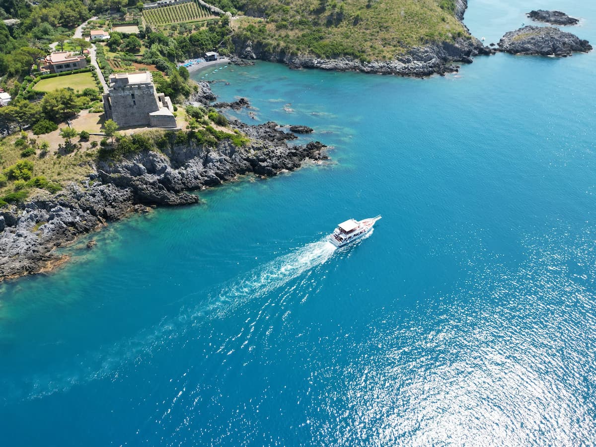 Escursione in barca costa di Maratea da San Nicola Arcella Riviera dei Cedri dall'alto