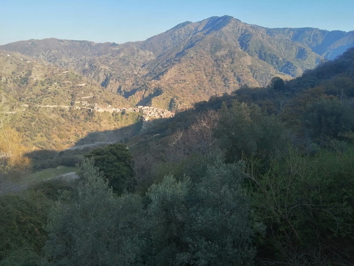 Roghudi Vecchio da londano - Aspromonte